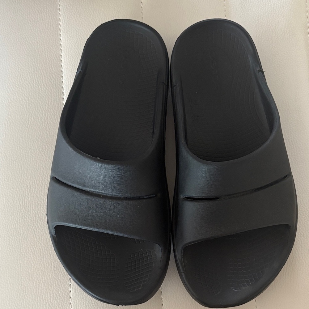 OOFOS Black Comfort Recovery Slide